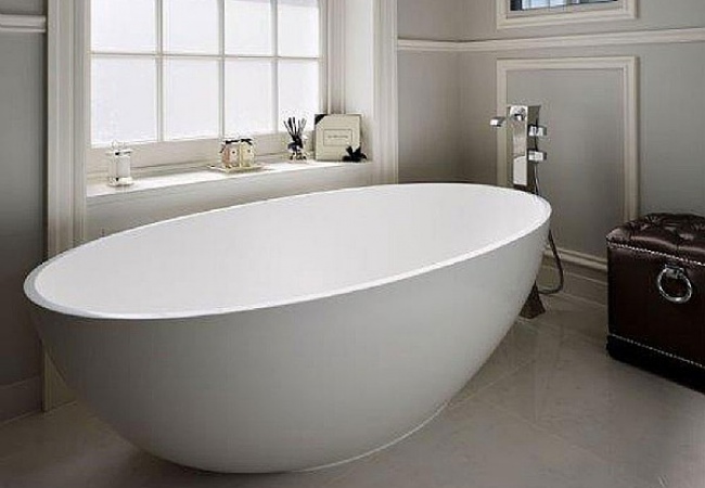 Bathtub Refinishing: Exploring Different Methods and When to Replace Your Tub